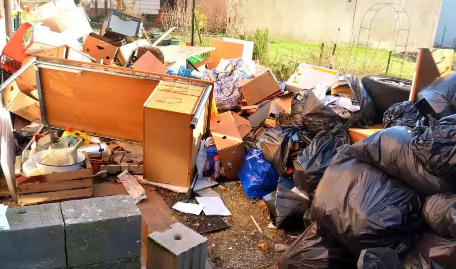 Ausgeräumter Hausrat, Möbel und Säcke im Hof eines Hauses vor dem Abtransport