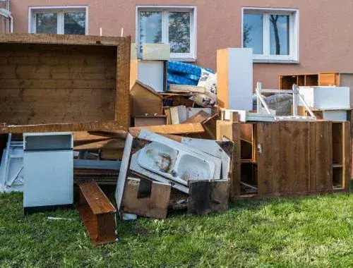Sperrmüll aus einer geräumten Wohnung, gestapelt vor einem Wohnhaus